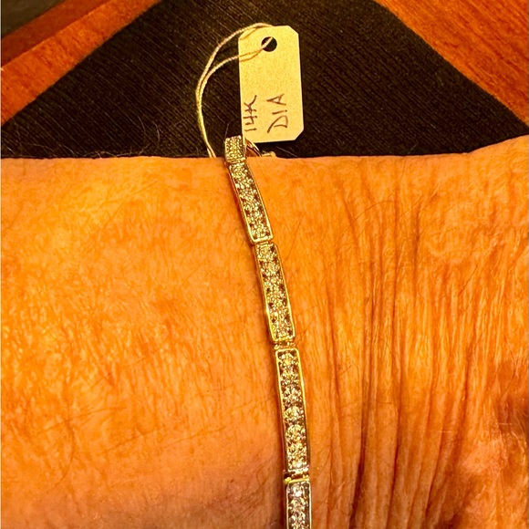 14Kt yellow gold diamond bracelet with 66 melee diamonds. - Picture 1 of 4